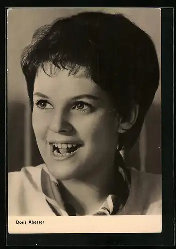 AK Schauspielerin Doris Abesser mit überraschtem Lachen