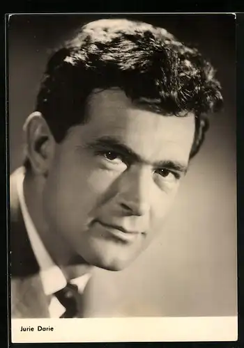 AK Schauspieler Jurie Darie mit leichtem Lächeln