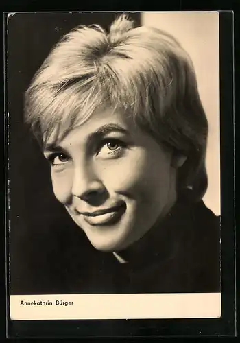 AK Schauspielerin Annekathrin Bürger blickt lächelnd nach oben