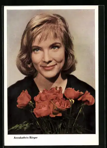AK Schauspielerin Annekathrin Bürger mit einem Rosenstrauss