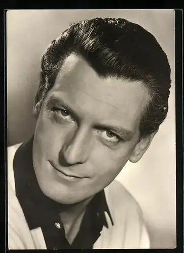 AK Schauspieler Carlos Thompson mit ernstem Blick