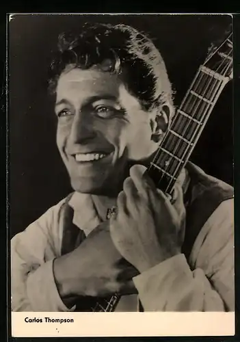 AK Schauspieler Carlos Thompson mit einer Gitarre