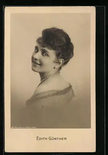 AK Schauspielerin Edith Günther mit einer Perlenkette
