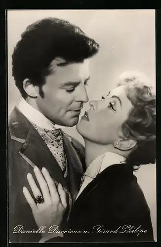 AK Schauspieler Danielle Darrieux und Gerard Philipe in inniger Pose