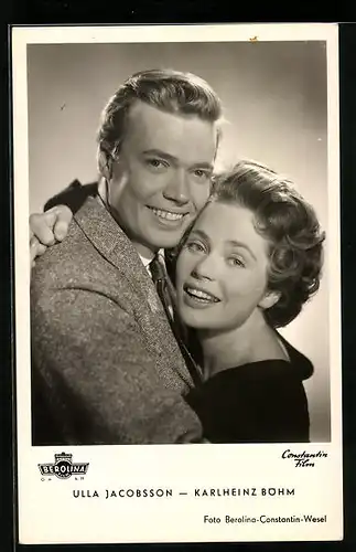 AK Schauspieler Ulla Jacobsson und Karlheinz Böhm in einer Umarmung