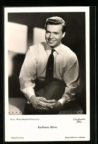 AK Schauspieler Karlheinz Böhm in lässiger Pose