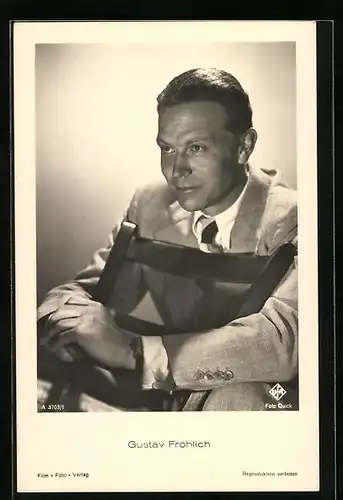 AK Schauspieler Gustav Fröhlich posiert lässig auf einem Stuhl