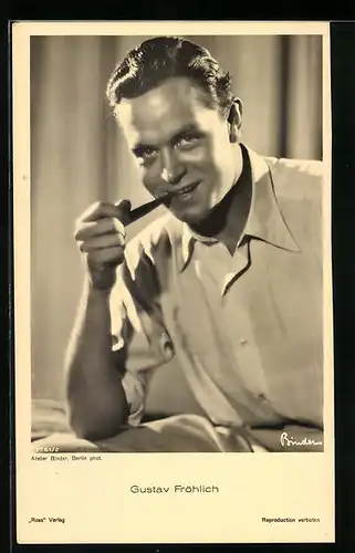 AK Schauspieler Gustav Fröhlich mit einer Pfeife