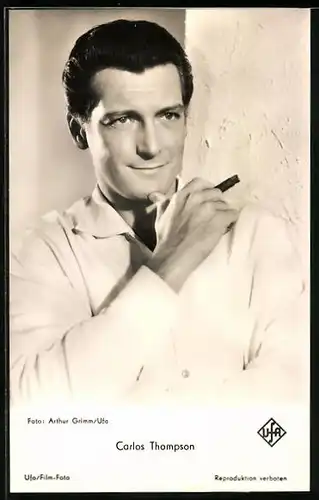 AK Schauspieler Carlos Thompson mit Zigarre in der Hand
