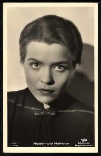 AK Schauspielerin Heidemarie Hatheyer posiert mit ernster Miene