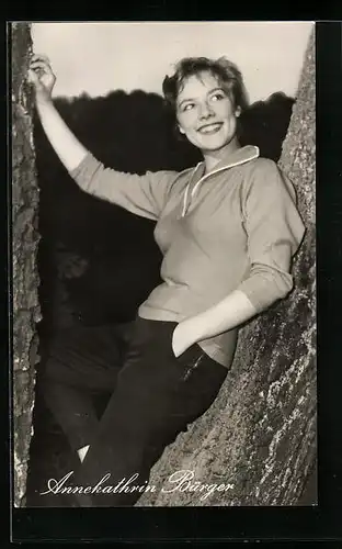 AK Schauspielerin Annekathrin Bürger lehnt lässig an einem Baum