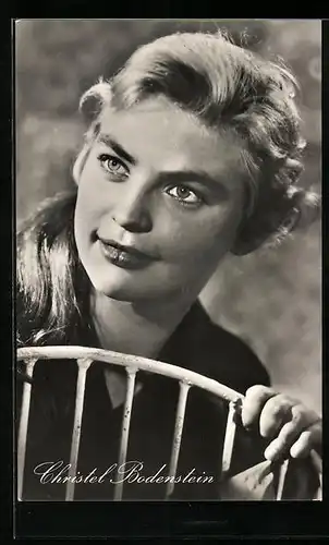 AK Schauspielerin Christel Bodenstein posiert auf einem Stuhl