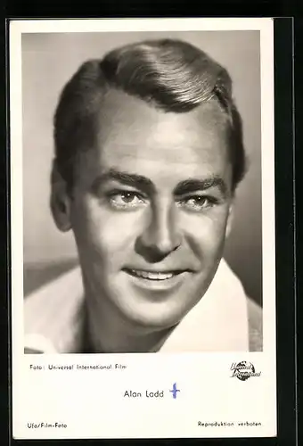 AK Schauspieler Alan Ladd mit charmantem Lächeln