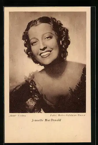 AK Schauspielerin Jeanette MacDonald im elegantem Abendkleid