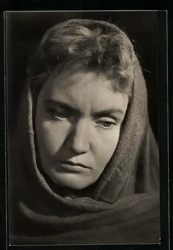 AK Schauspielerin Margarete Taudte mit verhülltem Haar