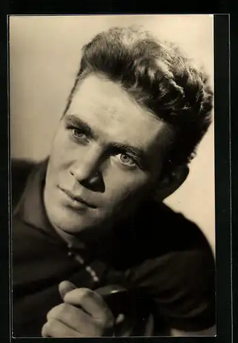 AK Schauspieler Ulrich Thein posiert auf einem Stuhl