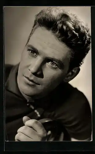 AK Schauspieler Ulrich Thein posiert auf einem Stuhl