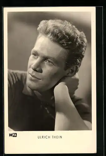 AK Schauspieler Ulrich Thein mit lässig aufgestütztem Kopf