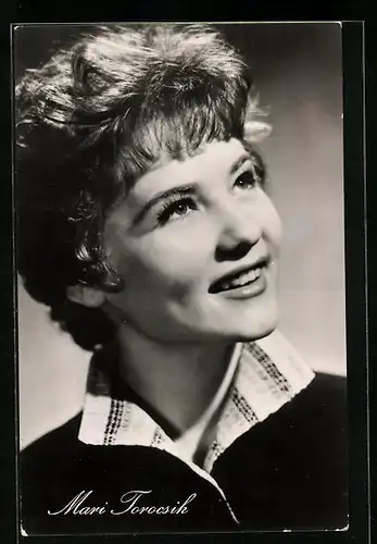 AK Schauspielerin Mari Torocsik schaut lächelnd nach oben