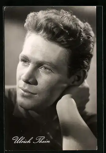 AK Schauspieler Ulrich Thein stützt den Kopf auf die Hand