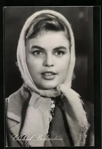 AK Schauspielerin Christel Bodenstein hat sich einen Schal umgebunden