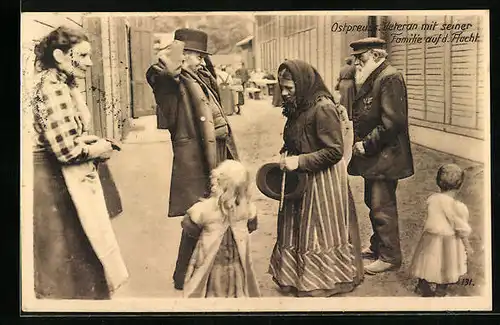 AK Ostpreussischer Veteran mit seiner Familie auf der Flucht