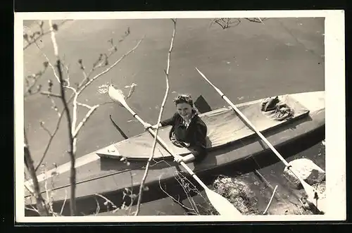 Foto-AK Junge Frau im Paddelboot