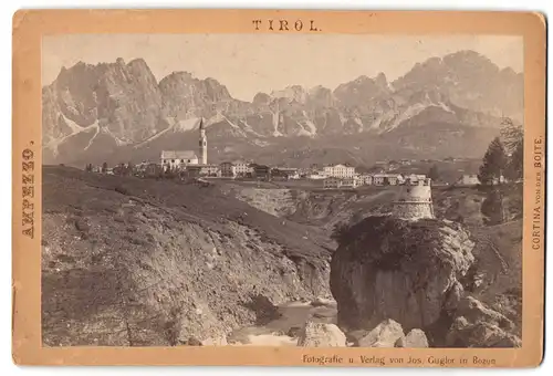 Fotografie Jos. Gugler, Bozen, Ansicht Cortina, Blick auf den Ort mit Kirche und Ruine