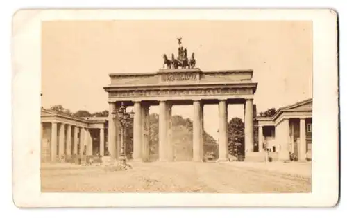 Fotografie unbekannter Fotograf, Ansicht Berlin, Blick auf das Brandenburger Tor vom Pariser Platz aus gesehen