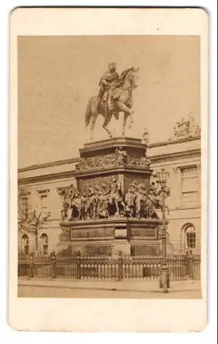 Fotografie unbekannter Fotograf, Ansicht Berlin, das Reiterdenkmal König Friedrich II. der alte Fritrz