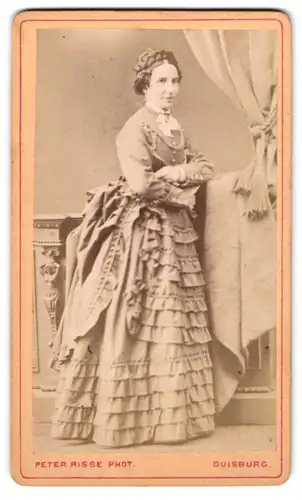 Fotografie Peter Risse, Duisburg, Dame im gerafften Kleid mit hochgesteckten Zopf posiert im Atelier