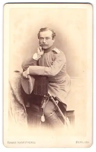 Fotografie Hanns Hanfstaengl, Berlin, Soldat in Uniform mit Säbel und Portepee