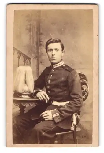 Fotografie unbekannter Fotograf und Ort, junger Soldat in Garde Uniform mit Pickelhaube Rosshaarbusch