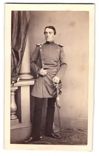 Fotografie unbekannter Fotograf und Ort, Soldat in Uniform mit Epauletten und Säbel samt Portepee