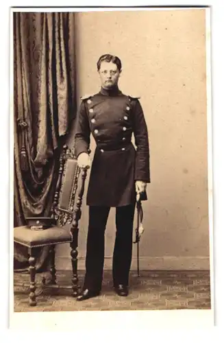 Fotografie unbekannter Fotograf und Ort, junger Soldat in Uniform mit Epauletten, Säbel mit Portepee
