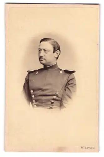 Fotografie W. Severin, Düsseldorf, Ulan in Uniform mit Epauletten