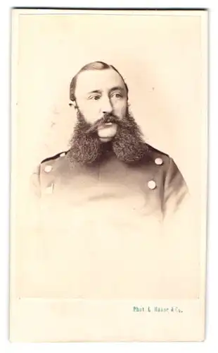 Fotografie L. Haase & Comp., Berlin, Portrait Soldat in Uniform mit buschigem Backenbart