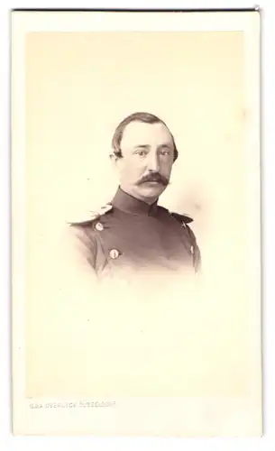 Fotografie G. & A. Overbeck, Düsseldorf, Soldat in Uniform mit Epauletten und Moustache