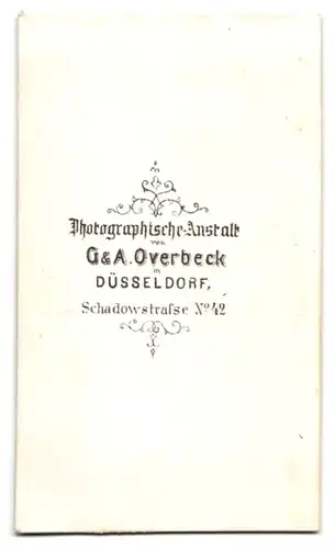 Fotografie G. & A. Overbeck, Düsseldorf, Soldat in Uniform mit Epauletten und Moustache