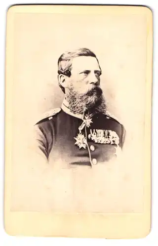 Fotografie unbekannter Fotograf und Ort, Portrait Kaiser Friedrich III. in Uniform mit Ordenspange, Pour le Mérite