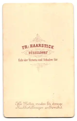 Fotografie Fr. Haarstick, Düsseldorf, Portrait junge Frau im Kleid mit geflochtenen Haaren und Kruzifix