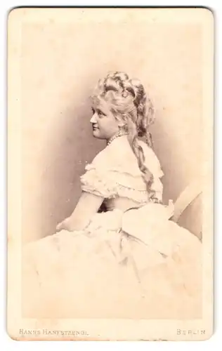 Fotografie Hanns Hanfstaengl, Berlin, Portrait hübsches blondes Mädchen im schulterfreien Kleid mit Locken, Perlenkette