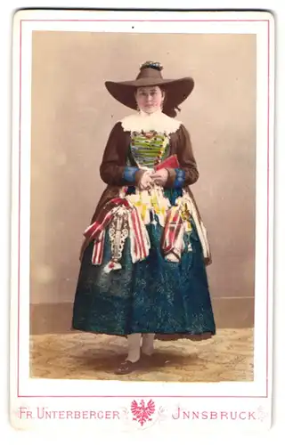 Fotografie Fr. Unterberger, Innsbruck, junge Grödenthalerin im Trachtekleid mit Hut, Hand Koloriert