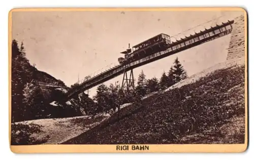 Fotografie unbekannter Fotograf, Ansicht Rigi, die Rigi Bahn auf dem Schnurtobelviadukt, Bergbahn