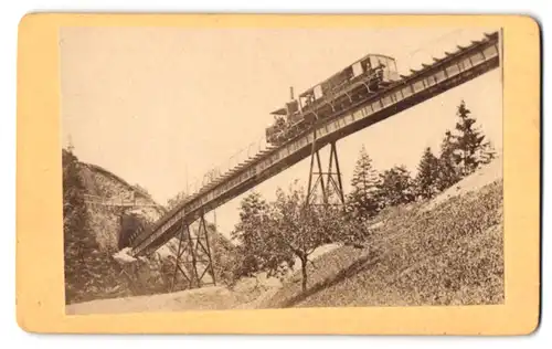 Fotografie unbekannter Fotograf, Ansicht Rigi, Rigi Bahn auf dem Schnurtobelviadukt, 1874