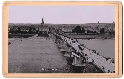 Fotografie Römmler & Jonas, Dresden, Ansicht Dresden, Pferdebahn auf der Augustusbrücke mit Blick nach Neustadt
