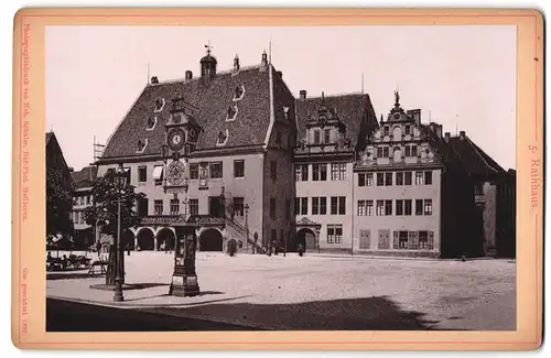 Fotografie Hch. Schuler, Heilbronn, Ansicht Heilbronn, Partie am Rathaus mit Wettersäule und Rathausuhr