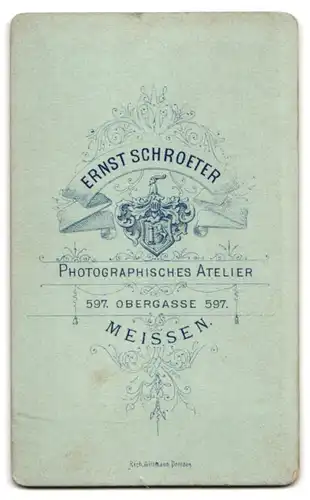 Fotografie Ernst Schroeter, Meissen, Kleinkind im karierten Kleid mit Spielzeug Pferd im Atelier
