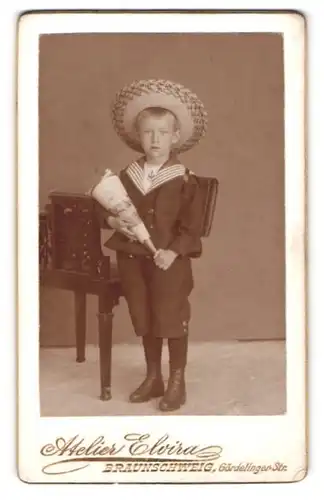 Fotografie Atelier Elvira, Braunschweig, junge Knabe im Matrosenanzug mit Zuckertüte und Schulranzen zur Einschulung
