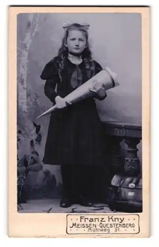 Fotografie Franz Kny, Meissen i. Sa., junges Mädchen im Kleid mit Locken un Zuckertüte in der Hand, Einschulung